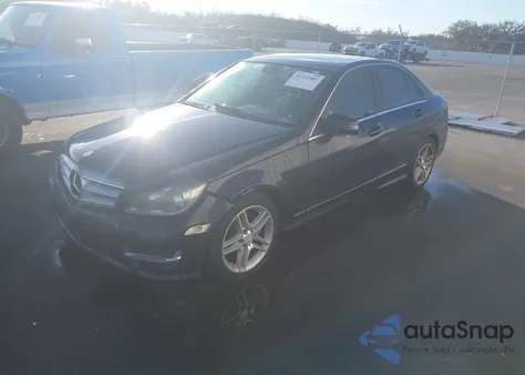 2013 Mercedes-Benz C 350 Sport z USA, uszkodzony, nr VIN WDDGF5HB8DA817352